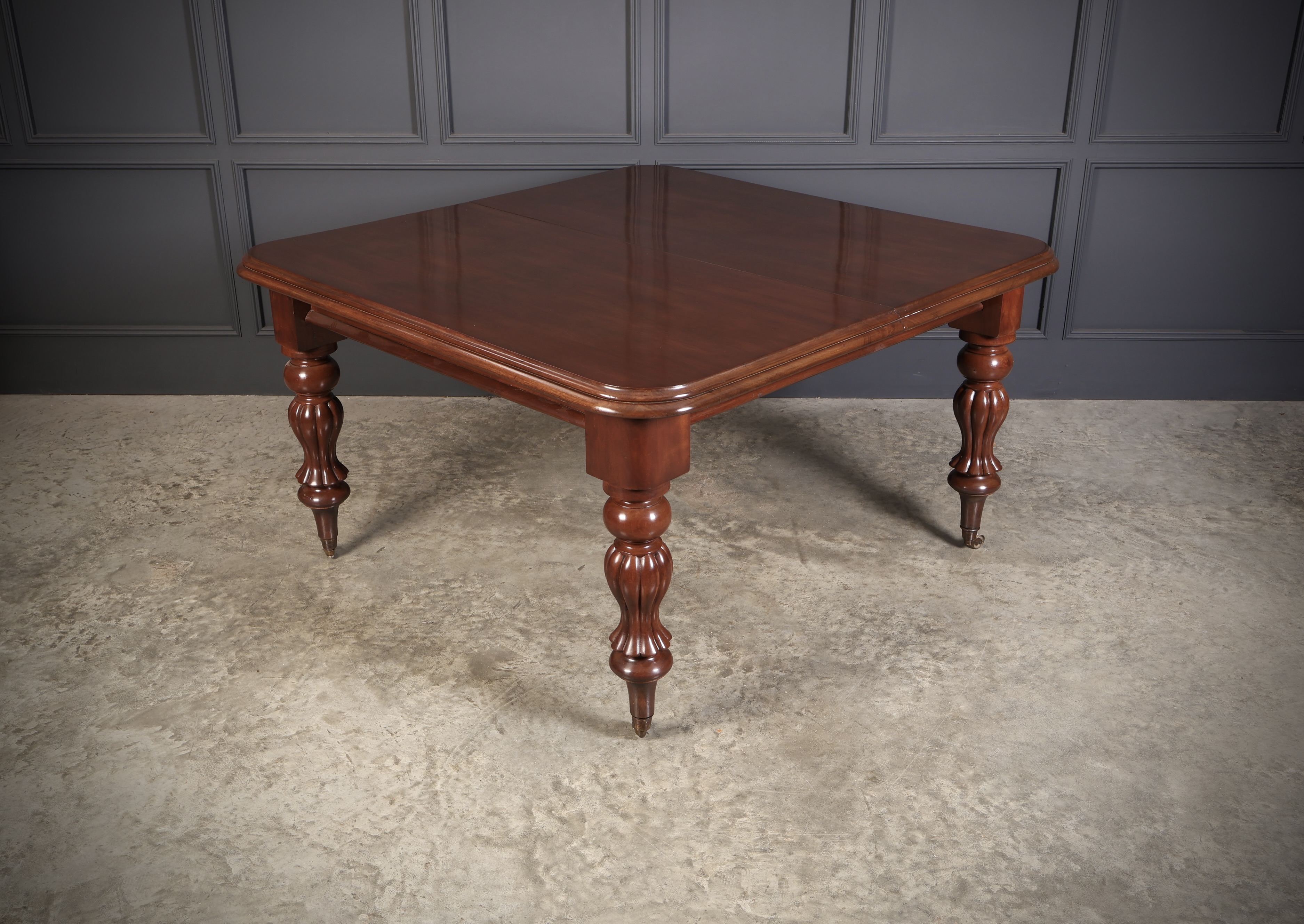 Early Victorian Mahogany Extending Dining Table - Image 2